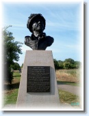 IM002530-768_576 * Buste af Major John Howard. Lederen af angrebsstyrken ved Pegasus Bridge * 576 x 768 * (194KB)